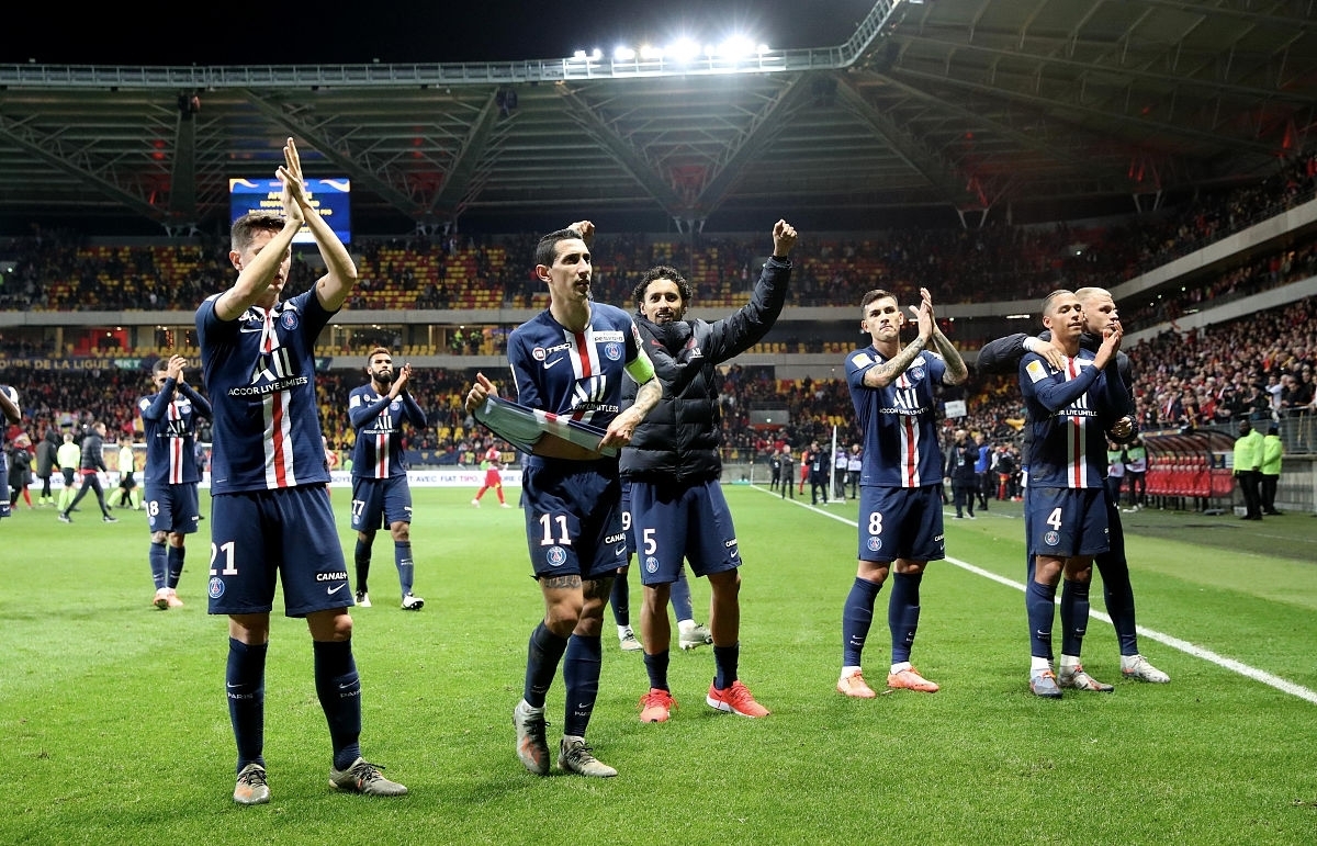 包含勒沃库森训练开放日；赛前门线救险引欢呼；欧篮联在即；更衣室氛围转暖的词条